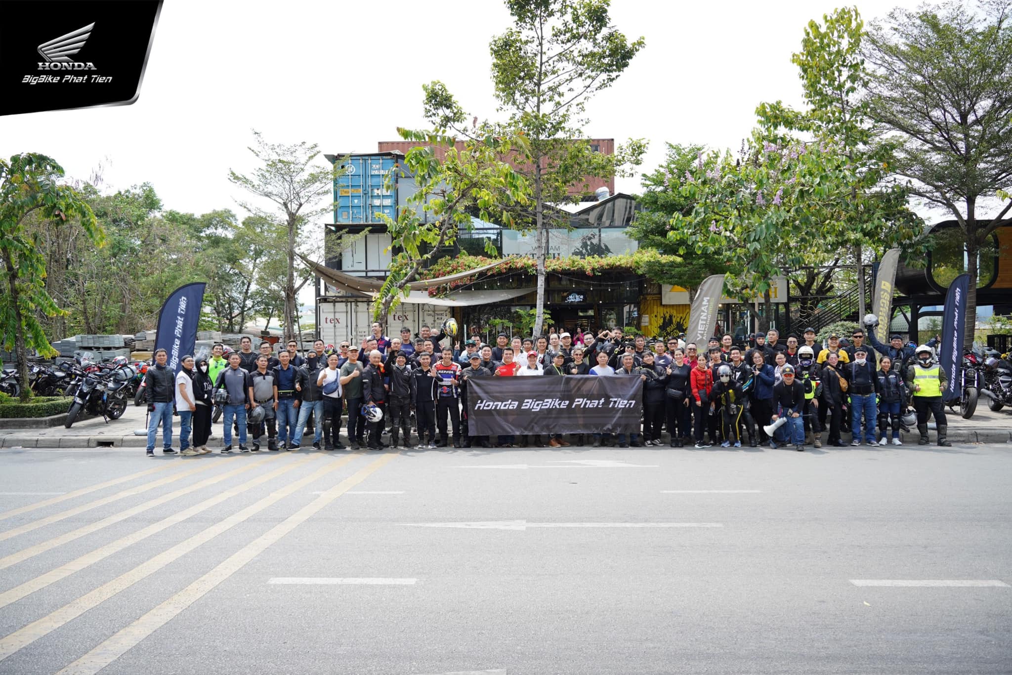khí thế hứng khởi của anh/em biker trước khi xuất phát