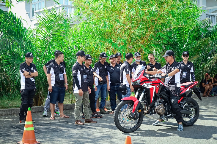  C&ugrave;ng ngồi thử v&agrave; trải nghiệm AfricaTwin 2020
